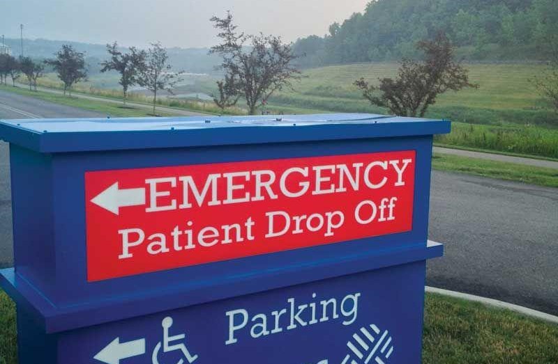 A sign for an emergency room.